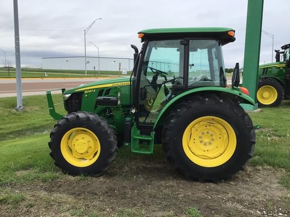 Image of John Deere 5067E equipment image 4