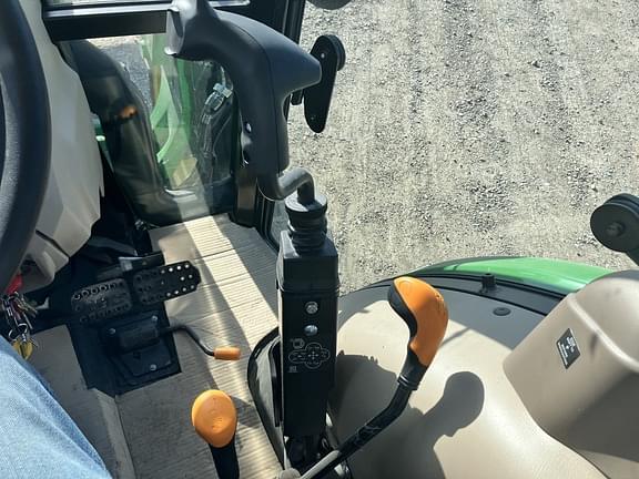 Image of John Deere 5067E equipment image 3