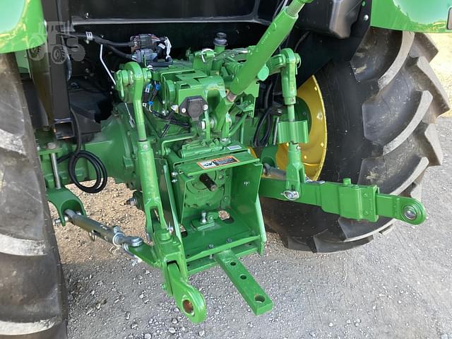 Image of John Deere 5067E equipment image 4