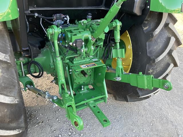 Image of John Deere 5067E equipment image 4