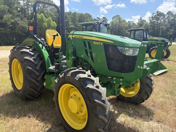 Image of John Deere 5067E equipment image 3