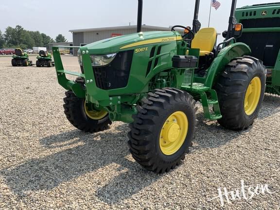 Image of John Deere 5067E equipment image 4