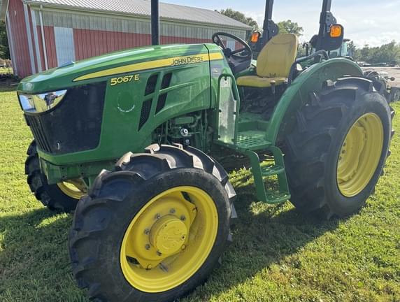 Image of John Deere 5067E equipment image 2