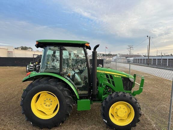 Image of John Deere 5067E equipment image 2