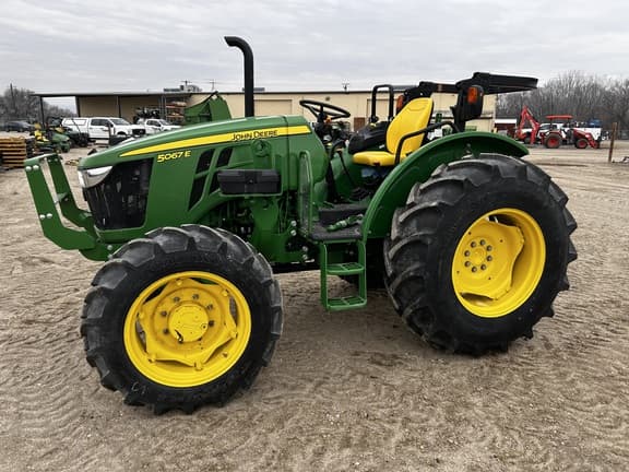 Image of John Deere 5067E equipment image 4
