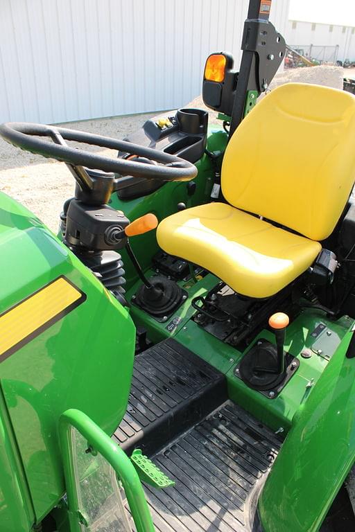 Image of John Deere 5067E equipment image 4