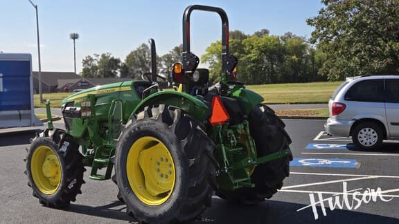Image of John Deere 5067E equipment image 4