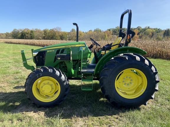 Image of John Deere 5067E equipment image 3