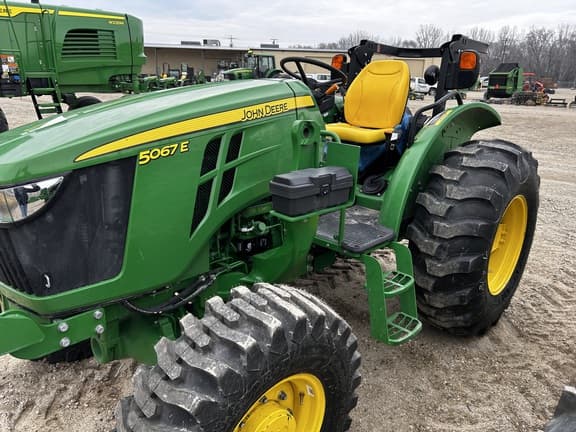 Image of John Deere 5067E equipment image 4