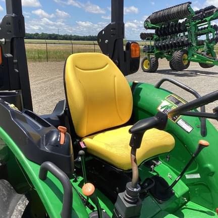 Image of John Deere 5067E equipment image 4