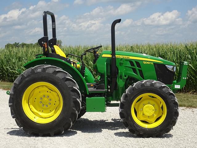 Image of John Deere 5067E equipment image 3