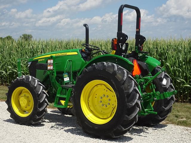 Image of John Deere 5067E equipment image 4