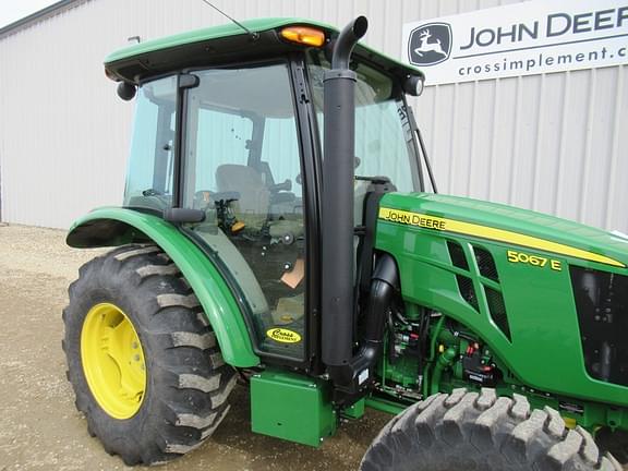 Image of John Deere 5067E equipment image 4
