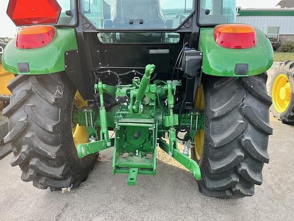 Image of John Deere 5067E equipment image 3