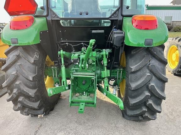 Image of John Deere 5067E equipment image 4