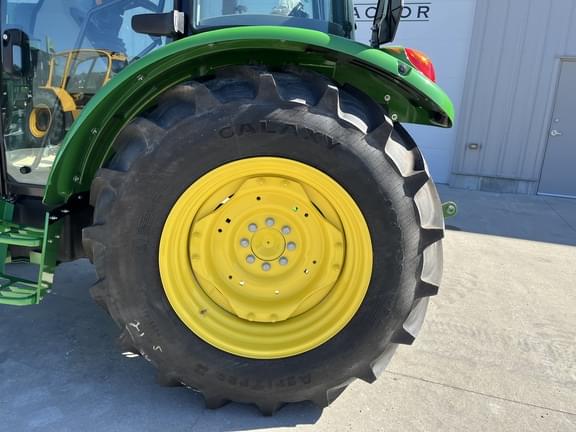 Image of John Deere 5075E equipment image 4