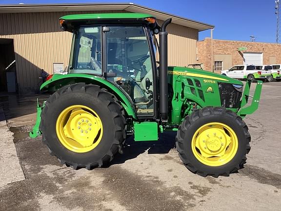 Image of John Deere 5075E equipment image 4