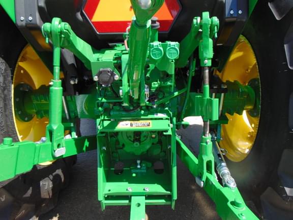 Image of John Deere 5075E equipment image 4