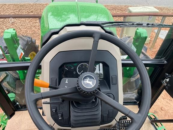 Image of John Deere 5075E equipment image 3