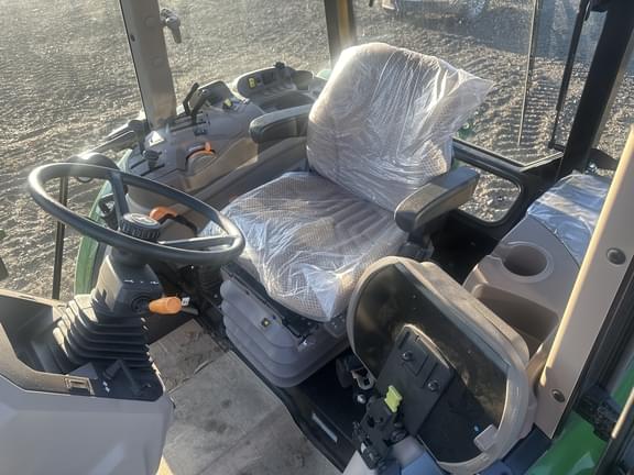 Image of John Deere 5075E equipment image 4