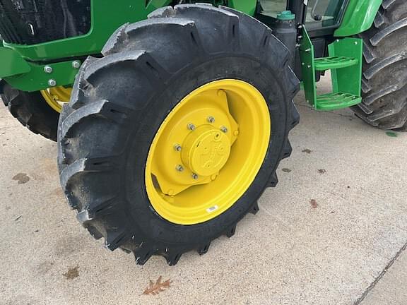 Image of John Deere 5075E equipment image 3