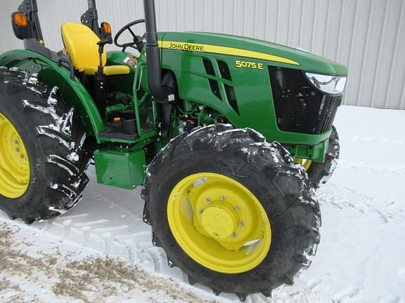 Image of John Deere 5075E equipment image 3