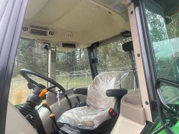 Image of John Deere 5075E equipment image 4