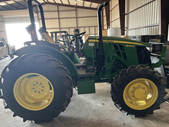 Image of John Deere 5075E equipment image 4