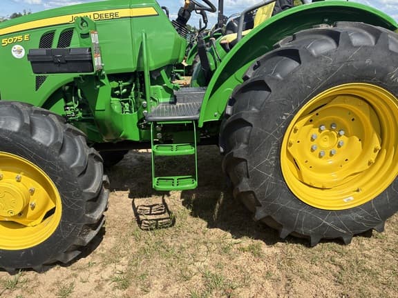 Image of John Deere 5075E equipment image 2