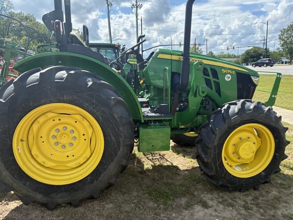 Image of John Deere 5075E equipment image 3