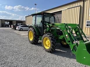 Main image John Deere 5075E 1