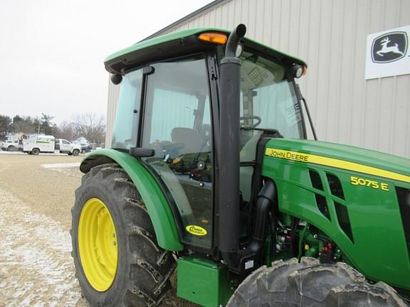 Image of John Deere 5075E equipment image 4