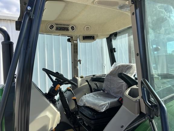 Image of John Deere 5075E equipment image 3
