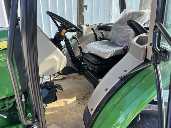 Image of John Deere 5075E equipment image 4