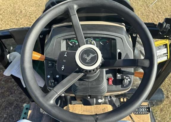Image of John Deere 5075EN equipment image 4