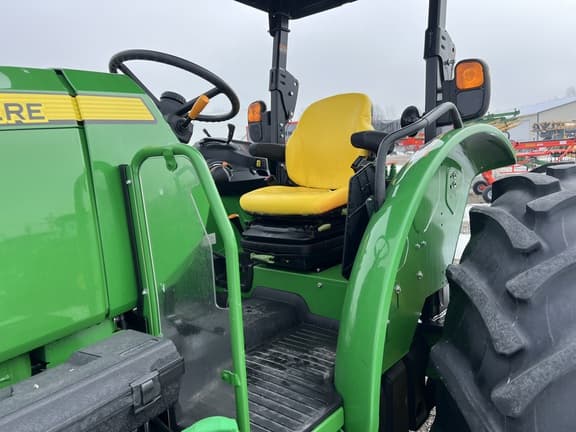 Image of John Deere 5090E equipment image 4