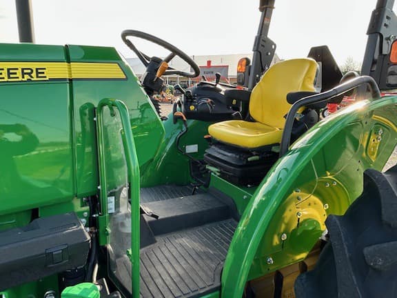 Image of John Deere 5090E equipment image 4