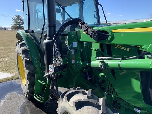 Image of John Deere 5090E equipment image 3