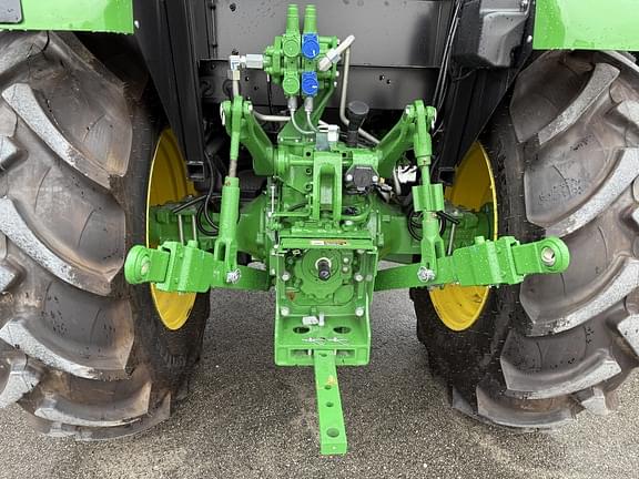 Image of John Deere 5090E equipment image 3