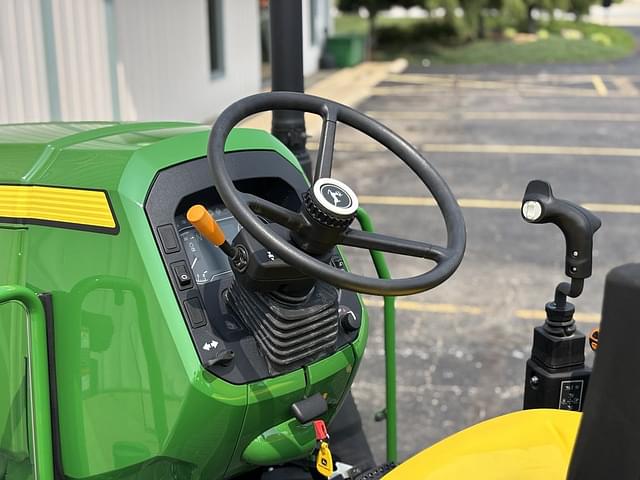 Image of John Deere 5090E equipment image 4