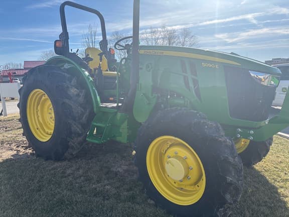 Image of John Deere 5090E equipment image 1