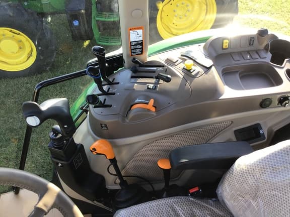 Image of John Deere 5090E equipment image 2