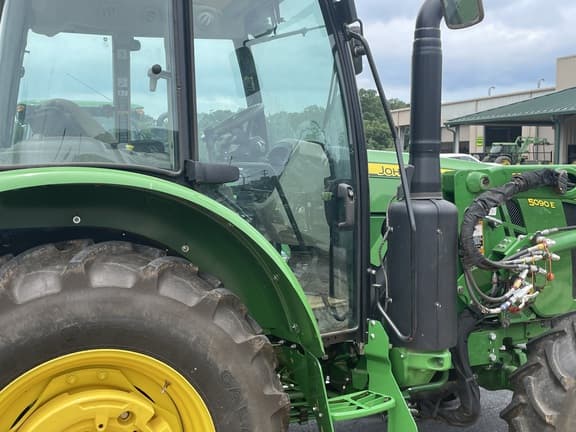 Image of John Deere 5090E equipment image 4