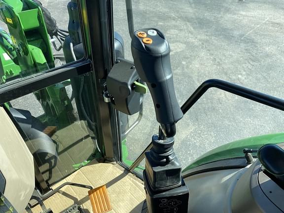 Image of John Deere 5095M equipment image 4