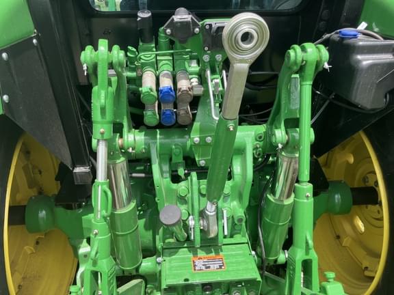 Image of John Deere 5095M equipment image 2