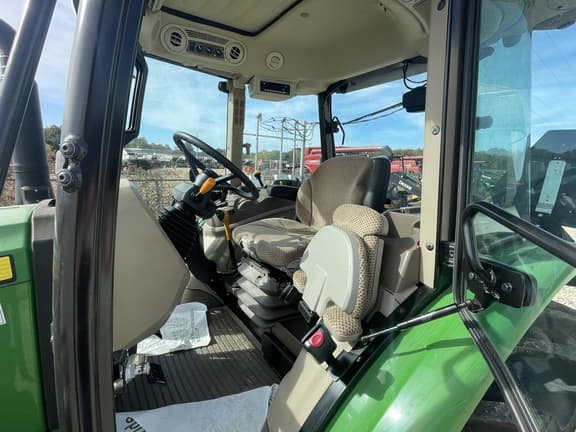 Image of John Deere 5095M equipment image 2