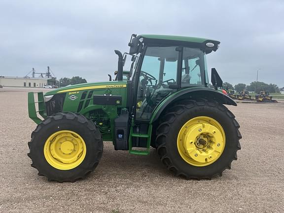 Image of John Deere 5095M equipment image 3