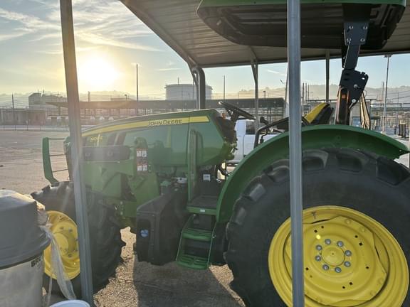 Image of John Deere 5100E equipment image 4