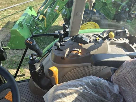 Image of John Deere 5105M equipment image 3