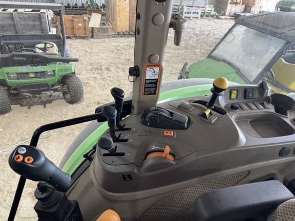 Image of John Deere 5105M equipment image 4